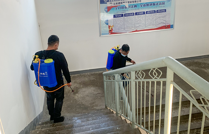 1640765380221951.jpg (小圖)疫情防控?cái)z影.代蓉1.jpg